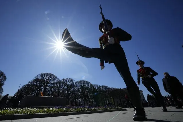 Honour guard soldiers march during a laying of flowers and wreaths ceremony at the Piskaryovskoye Cemetery, where most of the Leningrad Siege victims were buried during World War II, on the eve of the Victory Day to celebrate 78 years after the victory in World War II, in St. Petersburg, Russia, Monday, May 8, 2023. (Photo by Dmitri Lovetsky/AP Photo)