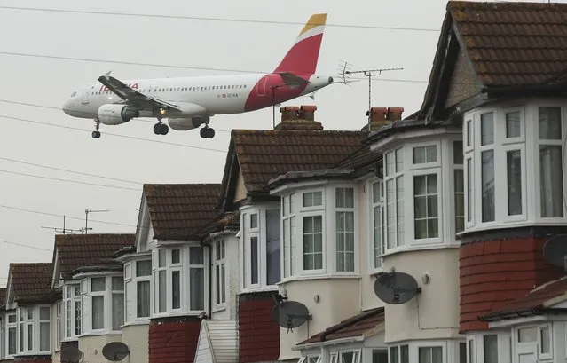 An aircraft comes in to land at Heathrow airport in west London, Britain October 25, 2016. (Photo by Eddie Keogh/Reuters)