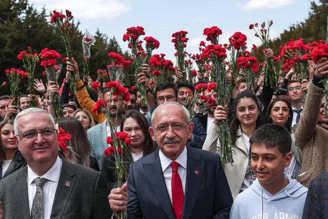 Turkish presidential candidate Kemal Kilicdaroglu (C), leader of the opposition Republican People's Party (CHP), carries flowers as he visits Anitkabir, the mausoleum of the founder and first President of the Republic of Turkey, Mustafa Kemal Ataturk, in Ankara, Turkey, 13 May 2023. Turkey will hold its general election on 14 May 2023 with a two-round system to elect its president, while parliamentary elections will be held simultaneously. (Photo by Sedat Suna/EPA/EFE)