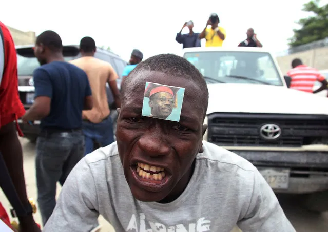 A man has a photograph of former President Jean-Bertrand Aristide stuck to his forehead as Haiti holds a long-delayed presidential election after a devastating hurricane and more than a year of political instability, in Port-au-Prince, Haiti, November 20, 2016. (Photo by Jeanty Junior Augustin/Reuters)