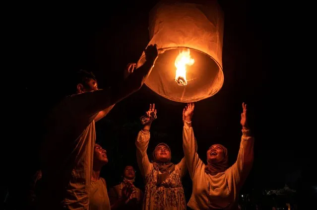 Devotees light lanterns during Vesak day celebration at the Borobudur temple in Magelang, central Java on May 16, 2022. (Photo by Juni Kriswanto/AFP Photo)