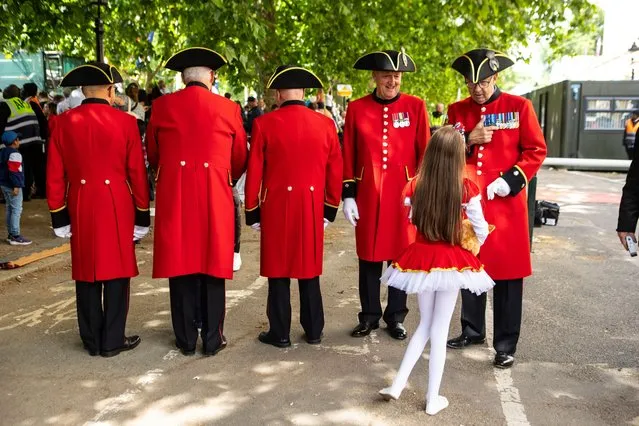 Alicia Finn-O’Shea, 10, talks to Chelsea Pensioners on the Mall during the Queen's Platinum Jubilee celebrations in London, United Kingdom on June 2, 2022 (Photo by Antonio Olmos/The Observer)