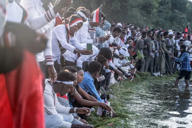 Oromo people gather on the shores of lake Hora Arsadi during the celebration of “Irreecha”, the Oromo people thanksgiving holiday in Bishoftu, Ethiopia, on October 8, 2023. (Photo by Amanuel Sileshi/AFP Photo)