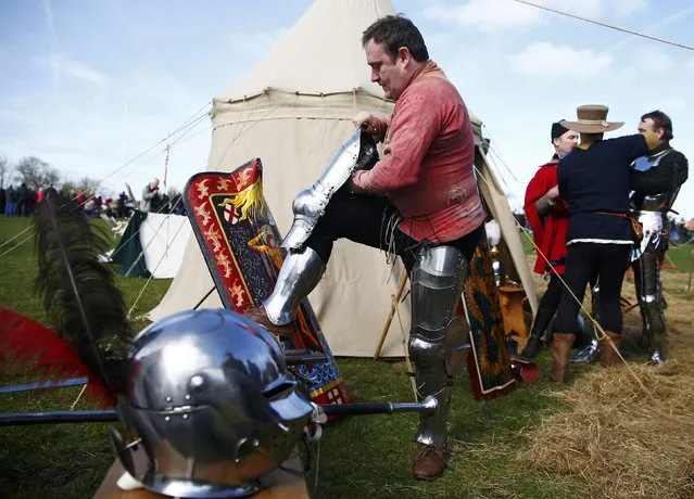 Reenactors get into their period costumes at the site of the Battle of Bosworth ahead of the arrival of Richard III's reburial procession, near Leicester, central England, March 22, 2015. (Photo by Eddie Keogh/Reuters)