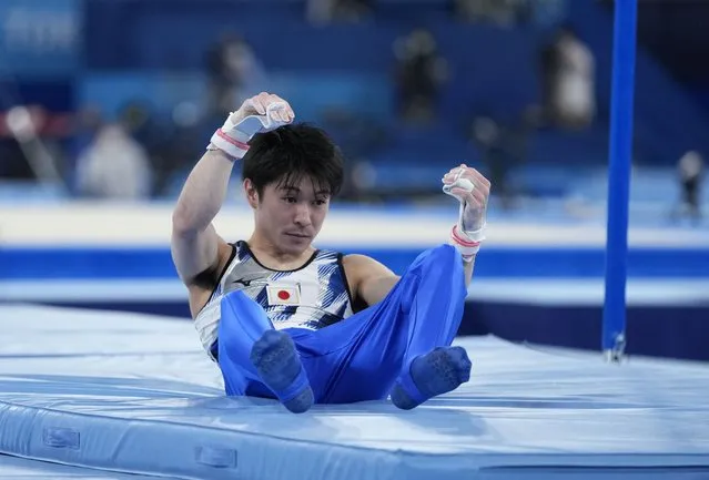 Kohei Uchimura, of Japan, falls from the horizontal bar during the men's artistic gymnastic qualifications at the 2020 Summer Olympics, Saturday, July 24, 2021, in Tokyo. (Photo by Natacha Pisarenko/AP Photo)