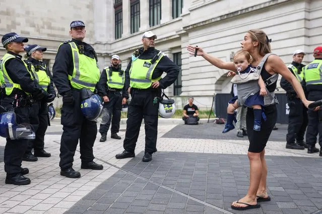 A woman gestures towards police officers as members of the anti-vaccination Official Voice group protest outside the science museum in London, Britain, September 3, 2021. Experts have predicted a “high prevalence” of the virus in schools by the end of the month. (Photo by Tom Nicholson/Reuters)