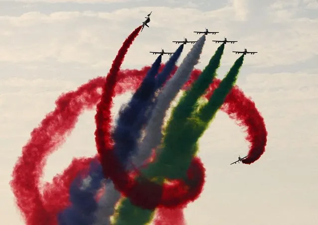 An air display is pictured ahead of the Abu Dhabi Grand Prix race, Yas Marina Circuit, Abu Dhabi, United Arab Emirates on November 20, 2022. (Photo by Rula Rouhana/Reuters)