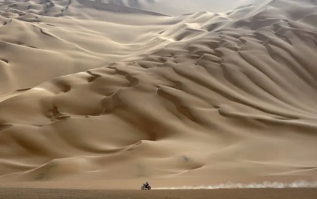 A lonesome motorcyclist rides across the desert during the stage 11 of the Dakar 2012, between Arica and Arequipa, Chile, on January 12, 2012. (Photo by Philippe Desmazes/AFP Photo)