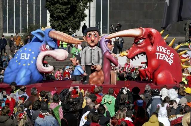A carnival float with papier-mache caricature featuring refugees stuck between the EU and War and Terror, is displayed at a postponed “Rosenmontag” (Rose Monday) parade, at one location in Duesseldorf, Germany, March 13, 2016, after the original parade in February was cancelled due to severe weather. (Photo by Ina Fassbender/Reuters)