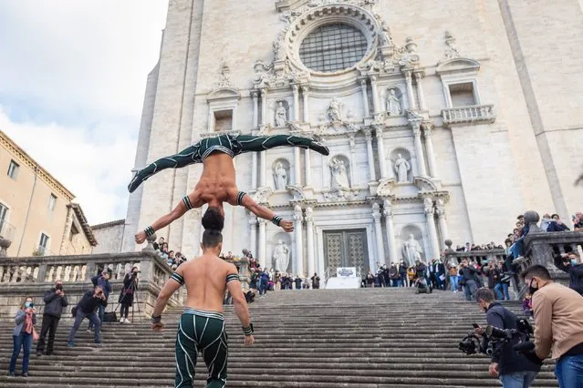 Two Vietnamese acrobats, known as “Giang Brothers”, smashed the World Record for the 'Most consecutive stairs climbed while balancing a person on the head' at Girona's Cathedral, in Girona, Catalonia, northeastern Spain, 23 December 2021. The performers set the new record with 52 seconds. (Photo by David Borrat/EPA/EFE)