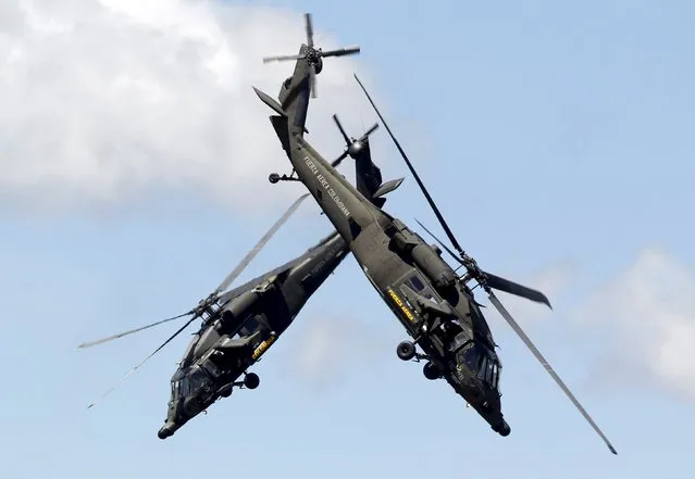 Colombian Air Force pilots in their Blackhawk-Arpia helicopters perform aerobatics during the F-Air Colombia 2015 air festival in Rionegro July 9, 2015. (Photo by Fredy Builes/Reuters)