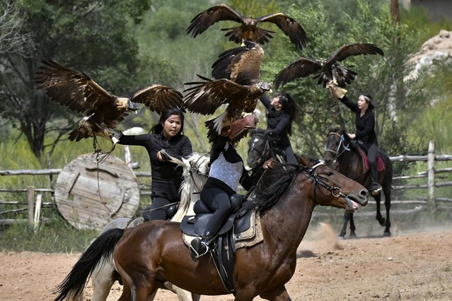 Kyrgyz hunters competes during the Traditional Eagle Hunting Festival Salbuurun near the Issyk-Kul lake on the southern shore of Issyk-Kul lake, 213 km (132 miles) southeast of Bishkek, Kyrgyzstan, Saturday, August 3, 2024. (Photo by Vladimir Voronin/AP Photo)