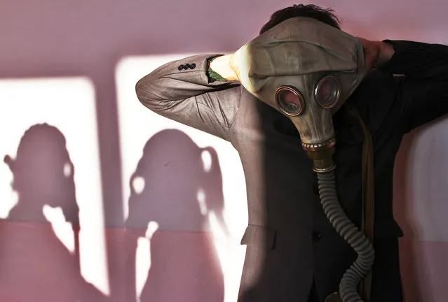 A Belarus senior school pupil wears a gas mask during a fire safety drill at a school in the village of Krevo, some 100 kilometers northwest from Minsk, on December 2, 2014. (Photo by Sergei Gapon/AFP Photo)
