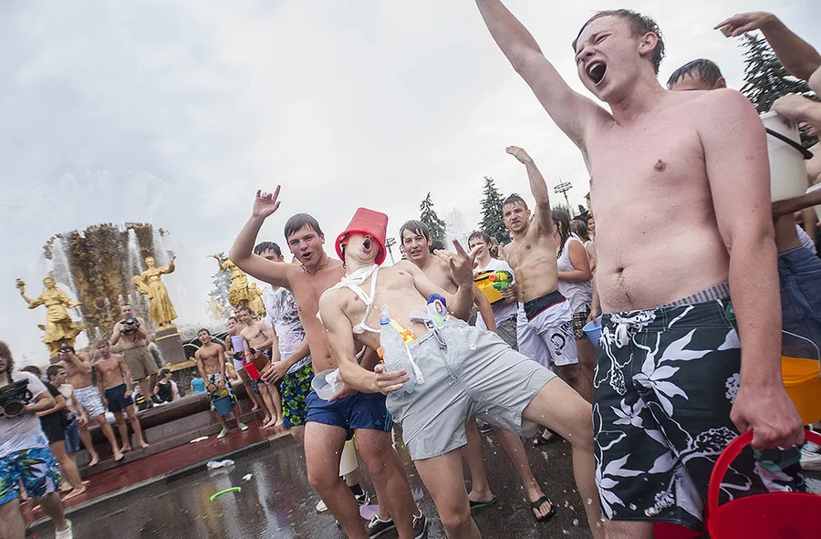 Flashmob: Water Battle on All-Russian Exhibition Center in Moscow