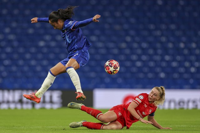 Chelsea's Mayra Ramirez, left, is challenged by Twente's Danique van Ginkel during the Women's Champions League group B soccer match at Stamford Bridge stadium in London, Wednesday, December 11, 2024. (Photo by Ian Walton/AP Photo)