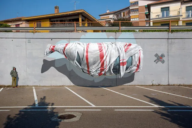 “Signalling machine” mural painting for Urban Canvas in Varese, Italy, in 2015. (Photo by NeverCrew/The Huffington Post)