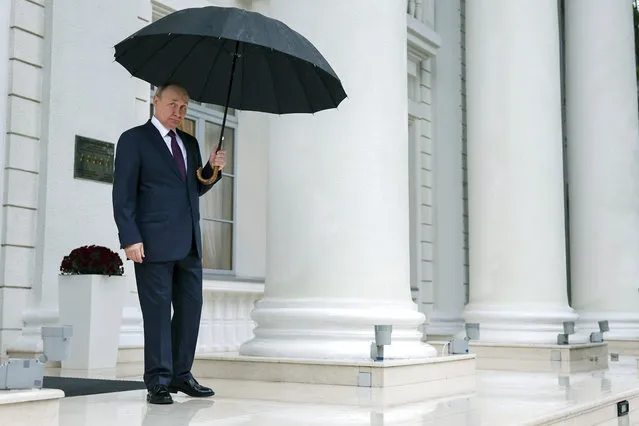 Russian President Vladimir Putin holds an umbrella as he stands waiting for Armenian Prime Minister Nikol Pashinyan prior to their talks, at the Bocharov Ruchei residence in the Black Sea resort of Sochi, Russia, Monday, October 31, 2022. (Photo by Sergei Bobylev, Sputnik, Kremlin Pool Photo via AP Photo)