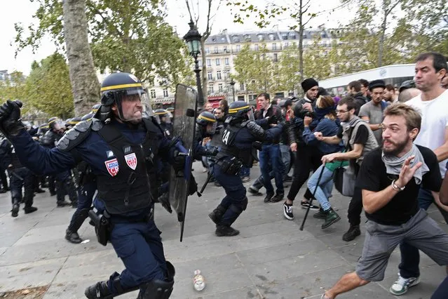 Policemen charge protestors during a protest against the controversial labour reforms of the French government in Paris on September 15, 2016. (Photo by Christophe Archambault/AFP Photo)
