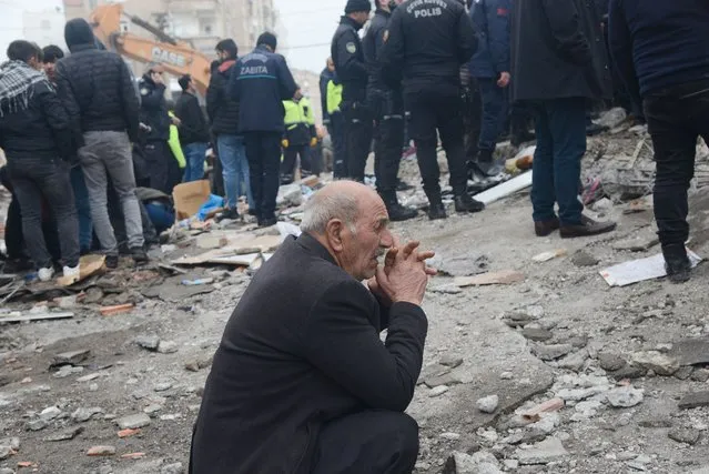 A man reacts as people search for survivors through the rubble in Diyarbakir, on February 6, 2023, after a 7.8-magnitude earthquake struck the country's south-east. (Photo by Ilyas Akengin/AFP Photo)