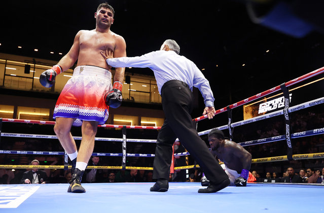 Filip Hrgovic knocks down David Adeleye during the WBO International Heavyweight title fight between Filip Hrgovic and David Adeleye on the ESports World Cup fight night at the ANB arena on August 16, 2025 in Riyadh, . (Photo by Richard Pelham/Getty Images)