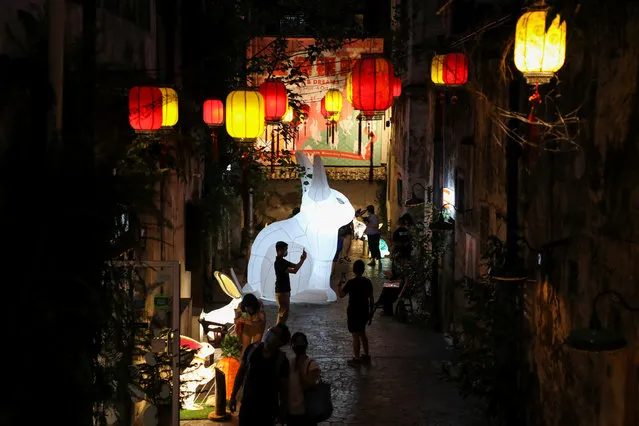 People take pictures with a giant Jade Rabbit installation ahead of celebrations for the Mid-Autumn Festival, amid the coronavirus disease (COVID-19) outbreak in Kuala Lumpur, Malaysia on September 18, 2020. (Photo by Lim Huey Teng/Reuters)