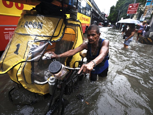 Filipinos wade through floodwaters along a road in Manila, Philippines, 22 August 2025. The National Disaster Risk Reduction and Management Council (NDRRMC) on 22 August raised its alert level and warned residents of flooding in low-lying areas and landslides in mountainous communities brought by a storm. The government weather bureau said a Tropical Cyclone Wind Signal Number 01 is raised over 17 areas due to Tropical Depression “Isang”, which made landfall over the Aurora province. (Photo by Francis R. Malasig/EPA)