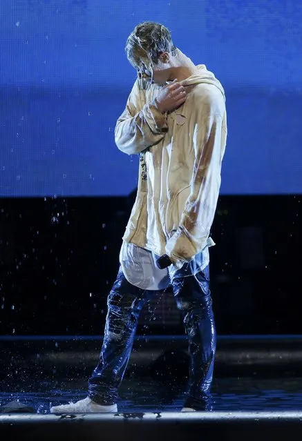 Justin Bieber stands drenched after he performed "Sorry" during the 2015 American Music Awards in Los Angeles, California November 22, 2015. (Photo by Mario Anzuoni/Reuters)