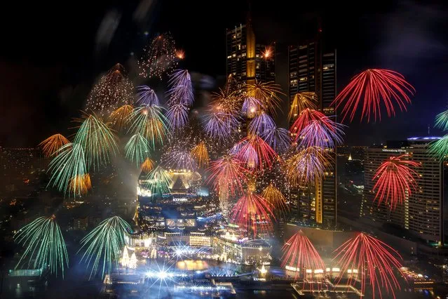 Fireworks explode over Chao Phraya River during the New Year celebrations in Bangkok, Thailand, January 1, 2021. (Photo by Athit Perawongmetha/Reuters)