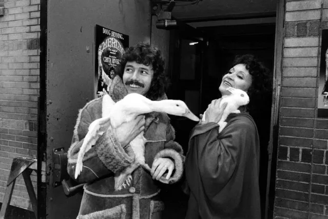 Magician Doug Henning, left, holds a goose and actress Chita Rivera holds a bunny rabbit outside New York's Mark Hellinger Theatre where they are appearing in the new musical “Merlin”, November 30, 1982. The show is in previews now. (Photo by Mario Cabrera/AP Photo)