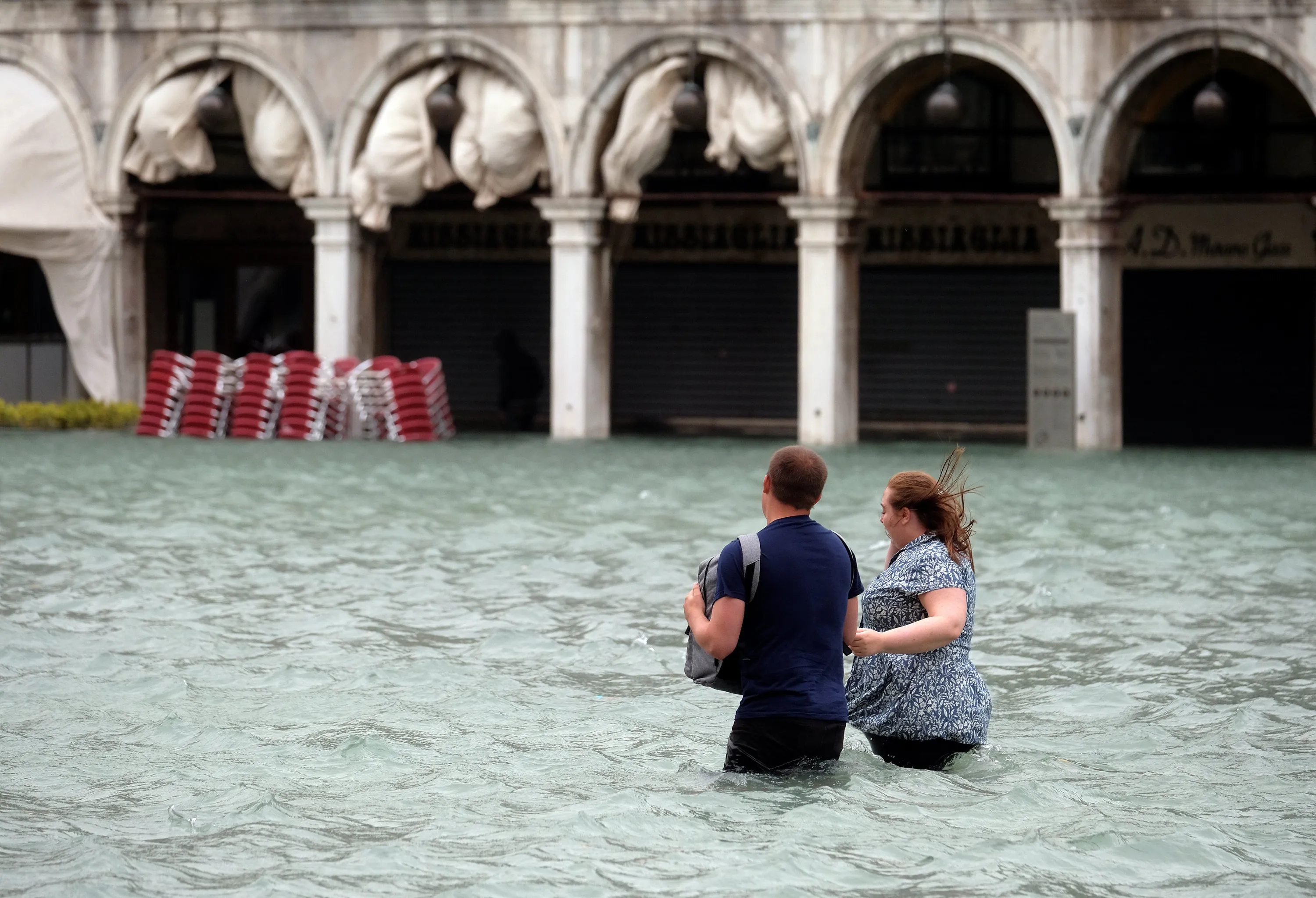 Почему венеция на воде. Площадь Сан Марко в Венеции затопило. Наводнение на площади Сан Марко. Венеция затонет. Венеция Италия наводнение.