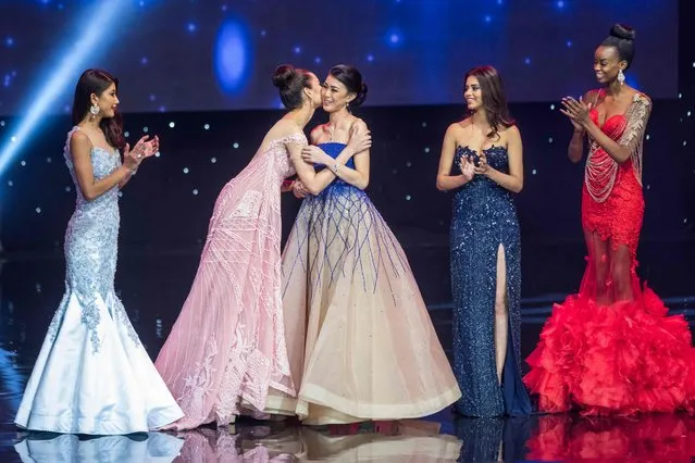 Miss Philippines Catriona Elisa Gray (2nd-L) kisses Miss Indonesia Natasha Mannuela (3rd-L) during the Miss World Grand Final of the Miss World 2016 pageant at the MGM National Harbor December 18, 2016 in Oxon Hill, Maryland. (Photo by Zach Gibson/AFP Photo)
