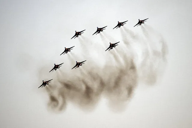Russian Air Force aerobatic teams “Strizhi” (Swifts) on MiG-29 aircrafts and “Russian Knights” in Su-27 aircrafts perform during an air show at the MAKS 2021 International Aviation and Space Salon, in Zhukovsky, outside Moscow, on July 20, 2021. Russian President got a sneak peek of a next-generation stealth fighter jet dubbed “The Checkmate” ahead of the official unveiling later in the day. (Photo by Dimitar Dilkoff/AFP Photo)