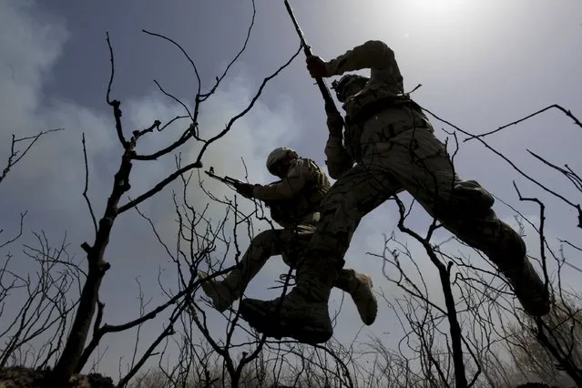 Iraqi security forces demonstrate their skills during military training in Jurf al-Sakhar, Iraq April 9, 2015. (Photo by Alaa Al-Marjani/Reuters)