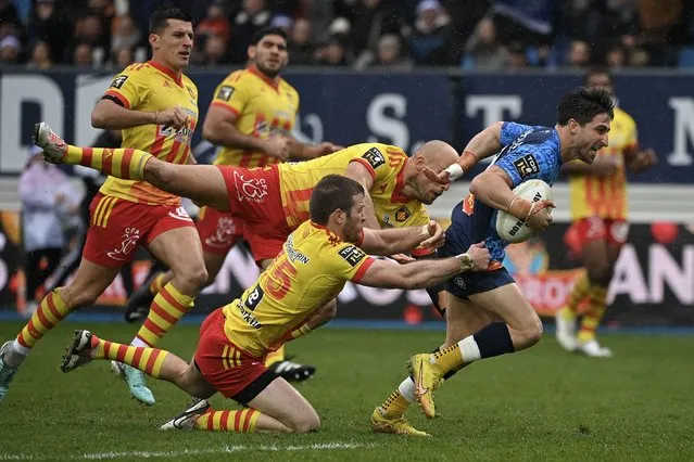 Castres' Uruguayan scrum-half Santiago Arata (R) runs with the ball during the French Top14 rugby union match between Castres Olympique and USA Perpignan at Pierre-Fabre Stadium, in Castres, south-western France, on December 31, 2023. (Photo by Valentine Chapuis/AFP Photo)