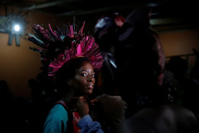 A model receives final touches behind the scenes of a fashion show featuring African fashion and culture as part of a gala marking the launch of a book called “African Twilight: The Vanishing Rituals and Ceremonies of the African Continent” at the African Heritage House in Nairobi, Kenya on March 3, 2019. (Photo by Baz Ratner/Reuters)