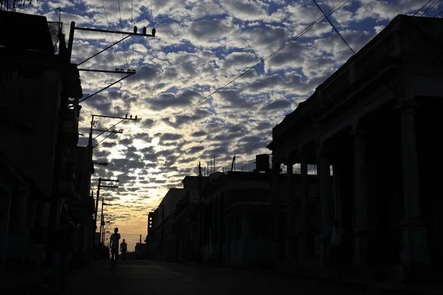 People walk on a street during dawn in Havana, Cuba March 18, 2016. (Photo by Enrique De La Osa/Reuters)