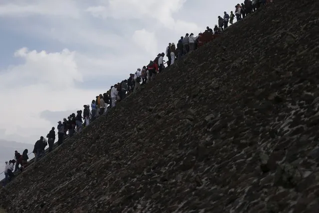 People stand in line to climb the Pyramid of the Sun and welcome the spring equinox in the pre-hispanic city of Teotihuacan, on the outskirts of Mexico City, Mexico, March 20, 2016. (Photo by Edgard Garrido/Reuters)