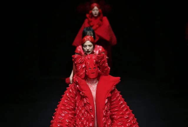 Models present creations by Chinese designer Hu Sheguang from Sheguang Hu collection at China Fashion Week in Beijing, March 31, 2016. (Photo by Jason Lee/Reuters)