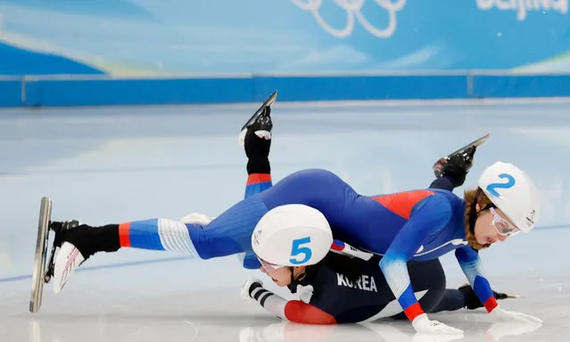 Jiwoo Park (L) of Korea and Elizaveta Golubeva of Russia crash during the Women's Speed Skating Mass Start semi final at the Beijing 2022 ​Olympic Games, Beijing, China, 19 February 2022. (Photo by Mark Cristino/EPA/EFE)