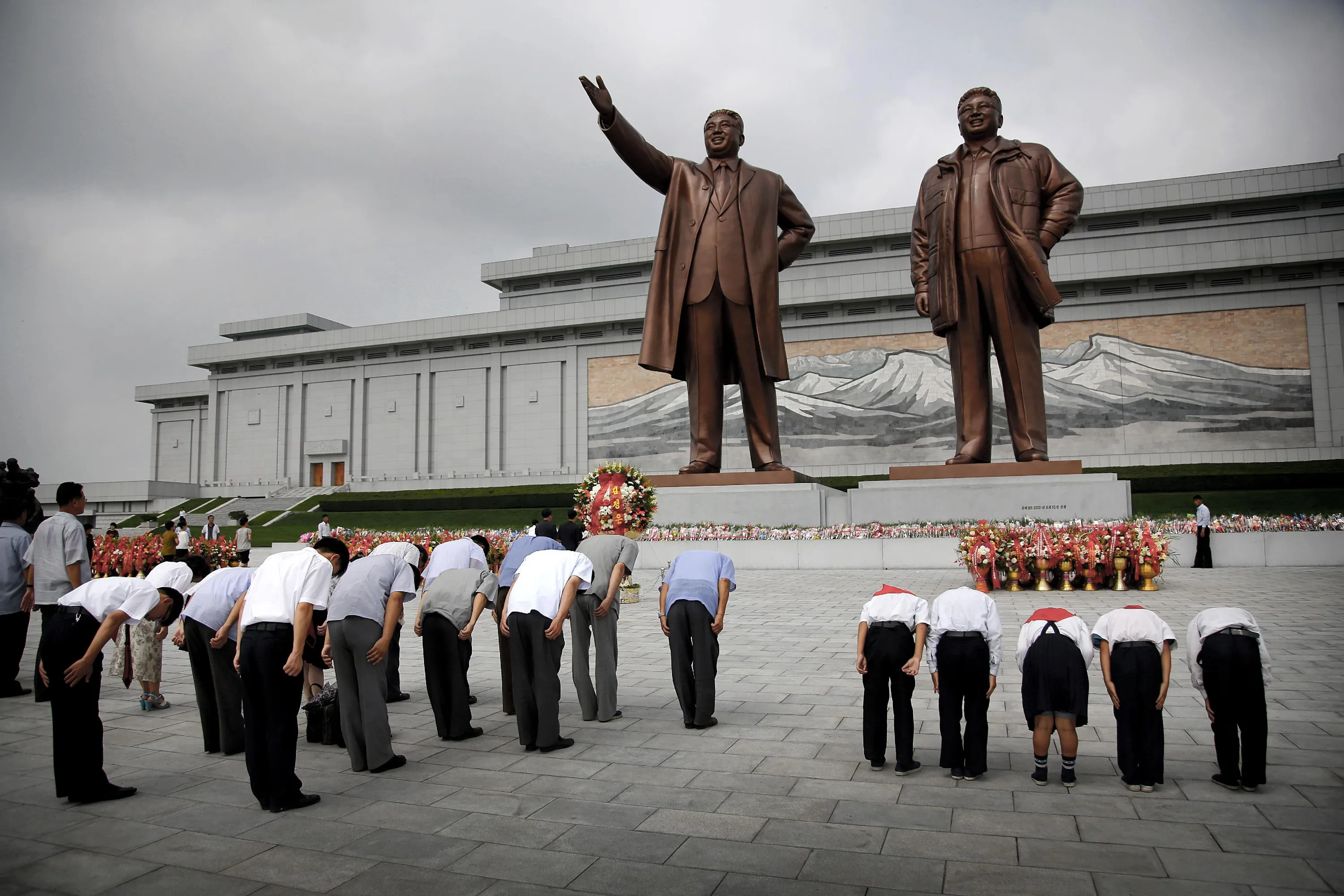 Корея реальная жизнь. Северная Корея Пхеньян люди. Северная Корея диктатура.