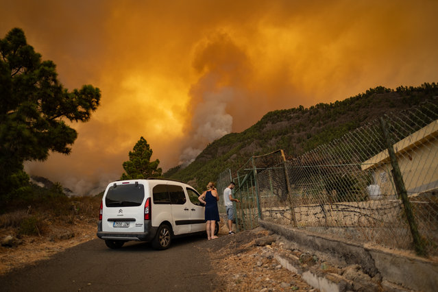 Residents flee as the wildfires get out of control at the municipality of Candelaria in Tenerife, Canary Islands, Spain on August 16, 2023. The level 2 wildfire has already affected more than 200 hectares of land. The fire began in the municipality of Candelaria and has moved to other municipalities. (Photo by Andres Gutierrez/Anadolu Agency)