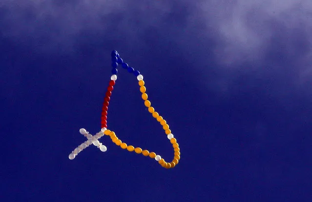Picture of a rosary made with balloons during the passage of the canvas of the Virgin of Chiquinquirá towards the Cathedral Primada, in Bogota, Colombia, 02 September 2017. The canvas of the “Queen and Patroness of Colombia”, as the Virgin of Chiquinquira is known, was enthroned today in the primate cathedral of Bogota, where she will be visited by Pope Francis next Thursday during his visit to Colombia. (Photo by Mauricio Dueñas Castañeda/EPA/EFE)