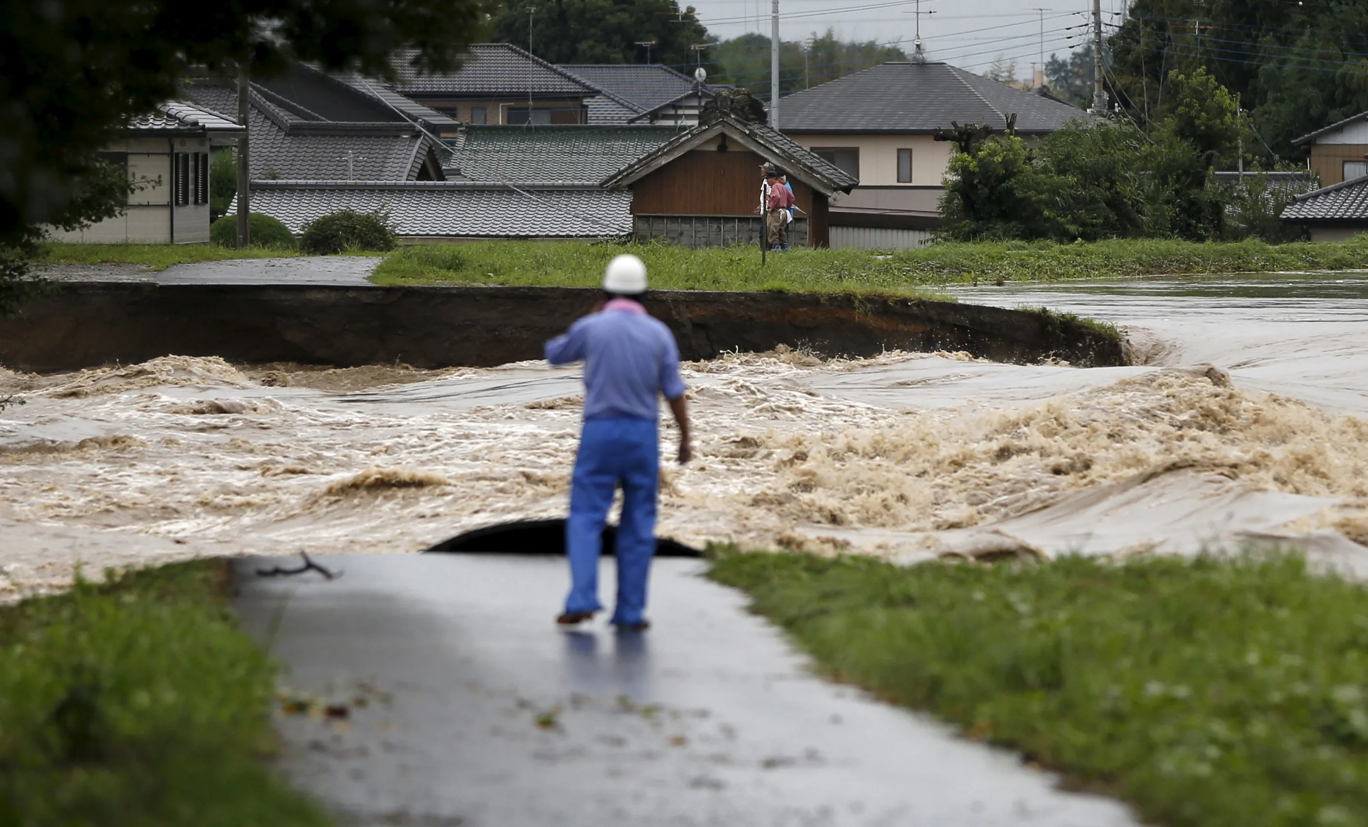 Сонник вода на улице. Flood Water. Защита побережий от наводнений в Японии. Тайфун в Японии май 2023г. Наводнение Япония фото а4.