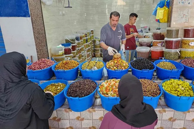 Libyans shop at a market in Tripoli on October 5, 2022 ahead of celebrations marking the birth of Islam's Prophet Mohammed known in Arabic as “Mawlid al-Nabawi”. (Photo by Mahmud Turkia/AFP Photo)