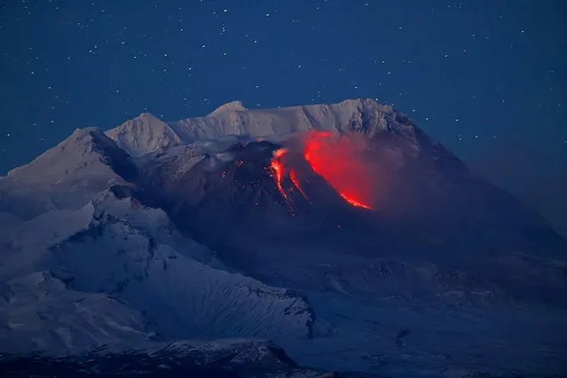 The Shiveluch volcano erupts after spewing volcanic ash and smoke on Kamchatka, Russia on November 22, 2022. (Photo by Institute Of Volcanology and Seismology via Reuters)