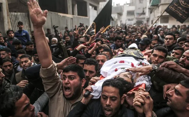 Mourners carry the body of 19-year-old Mohamed Sami al-Dahdouh, a Palestinian youth from Jabalia who was killed in clashes with Israeli forces east of Gaza City, during his funeral in Gaza City on December 24, 2017. (Photo by Mahmud Hams/AFP Photo)