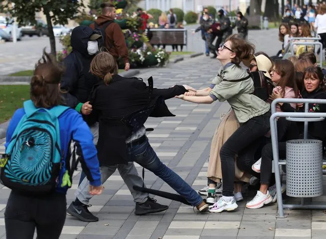 A plainclothes law enforcement officer tries to detain a student during a protest against presidential election results in Minsk, Belarus on September 1, 2020. (Photo by Tut.By via Reuters)