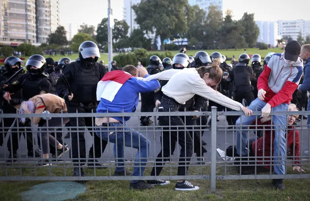 Riot police detain protesters during an opposition rally to protest the presidential inauguration in Minsk, Belarus, Wednesday, September 23, 2020. (Photo by TUT.by via AP Photo)