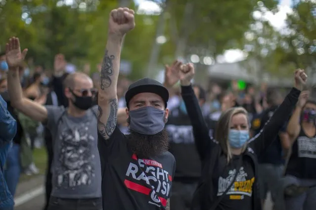 People take part in a protest to demand more resources for public health system and against social inequality in the southern neighbourhood of Vallecas in Madrid, Spain, Sunday, September 27, 2020. Residents in a lockdown district of Madrid protested outside the Madrid Regional Government that local health services needed to be reinforced during the ongoing COVID-19 outbreak. (Photo by Manu Fernandez/AP Photo)