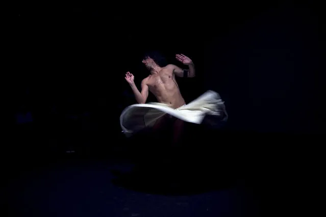 Lebanese artist Alexandre Paulikevitch performs during his show “Mouhawala Oula” at the Centre Pompidou in Malaga, Spain, 13 October 2016. Paulikevitch presents his show as part of the first edition of the multidisciplinary demonstration “Move” that iis held at the Centre Pompidou from 13 October to 13 November. (Photo by Jorge Zapata/EPA)